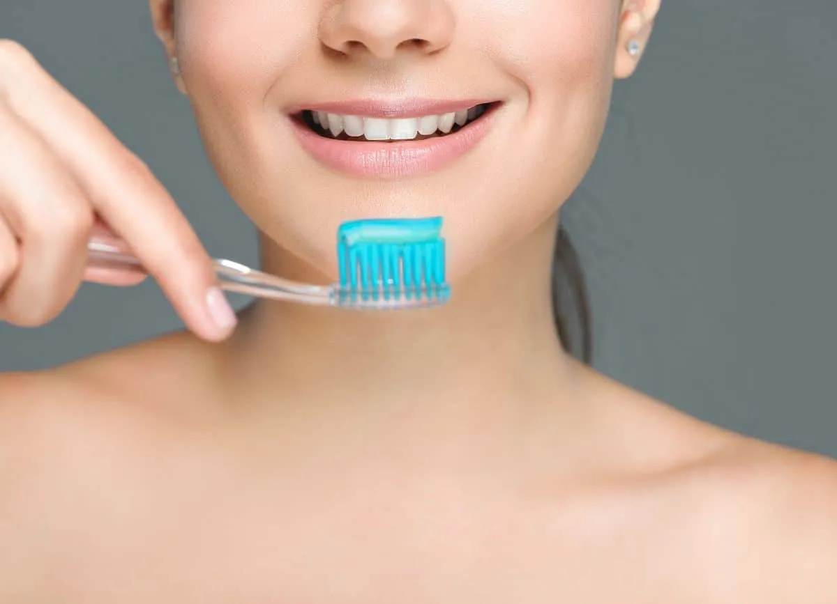 30052 pregnant woman smile