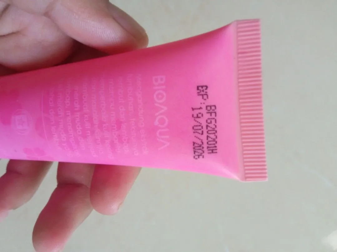 30154 bioaqua pink essence gel product closeup
